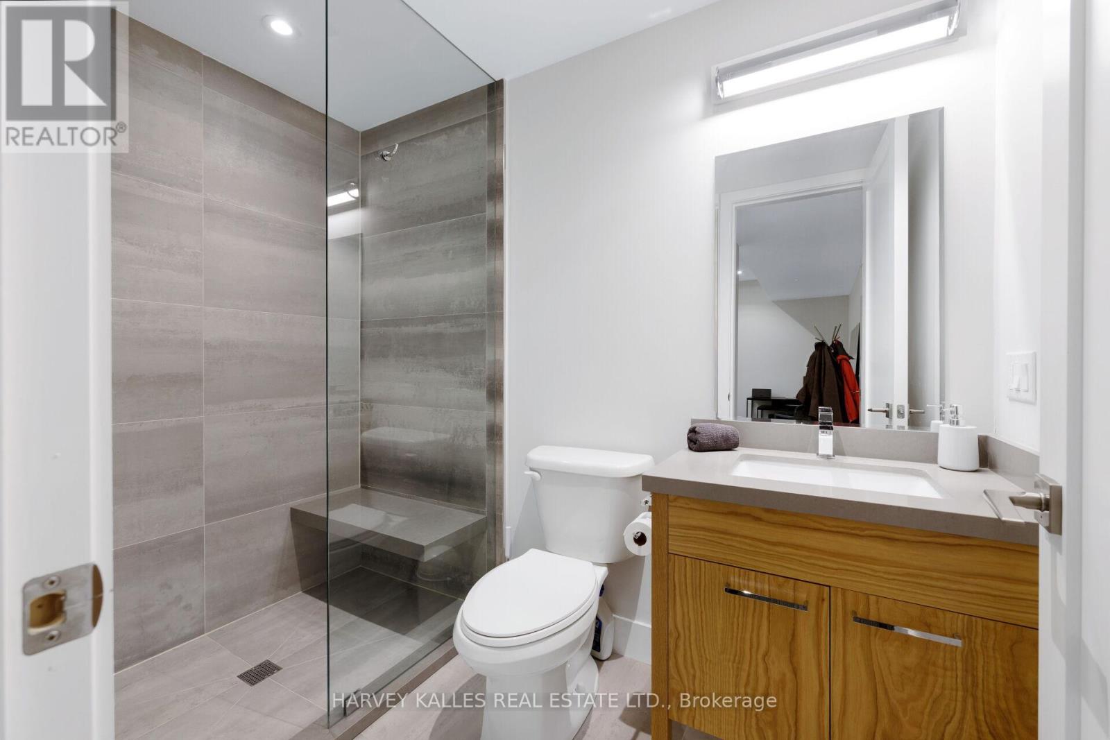 43 Ballacaine Drive, Toronto, Ontario  M8Y 4B1 - Photo 49 - W12999328