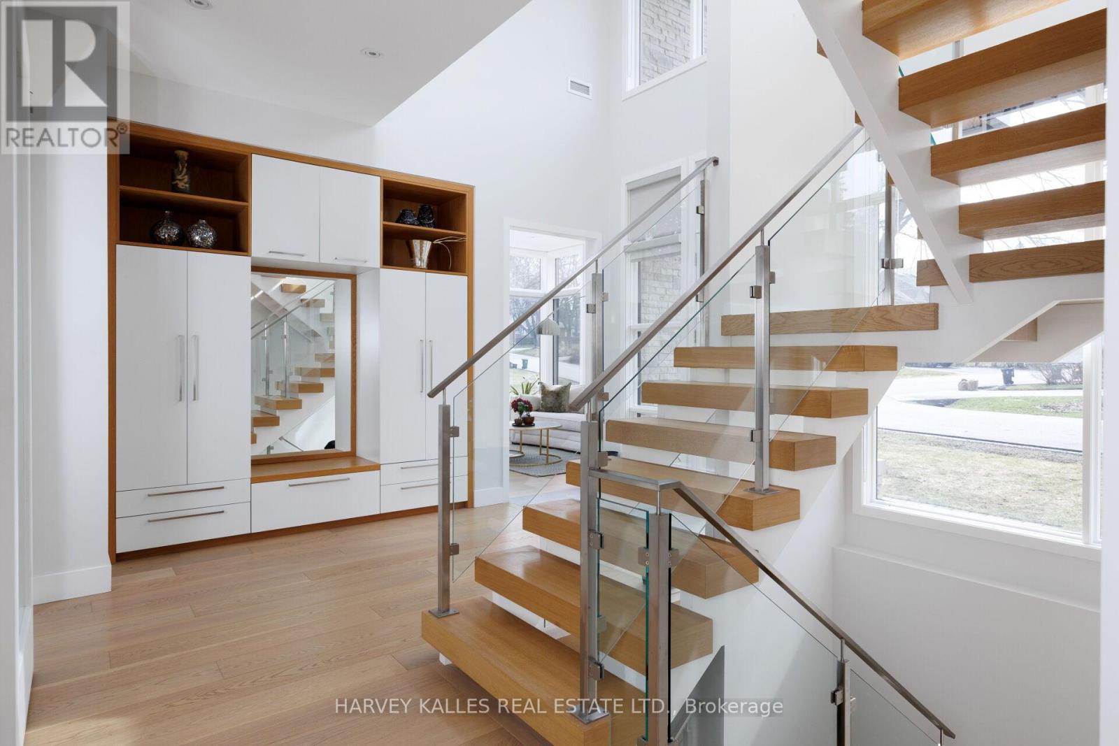 43 Ballacaine Drive, Toronto, Ontario  M8Y 4B1 - Photo 5 - W12999328