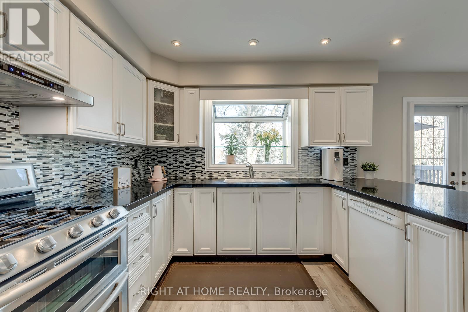 1403 Bayshire Drive, Oakville, Ontario  L6H 6E8 - Photo 18 - W12999334