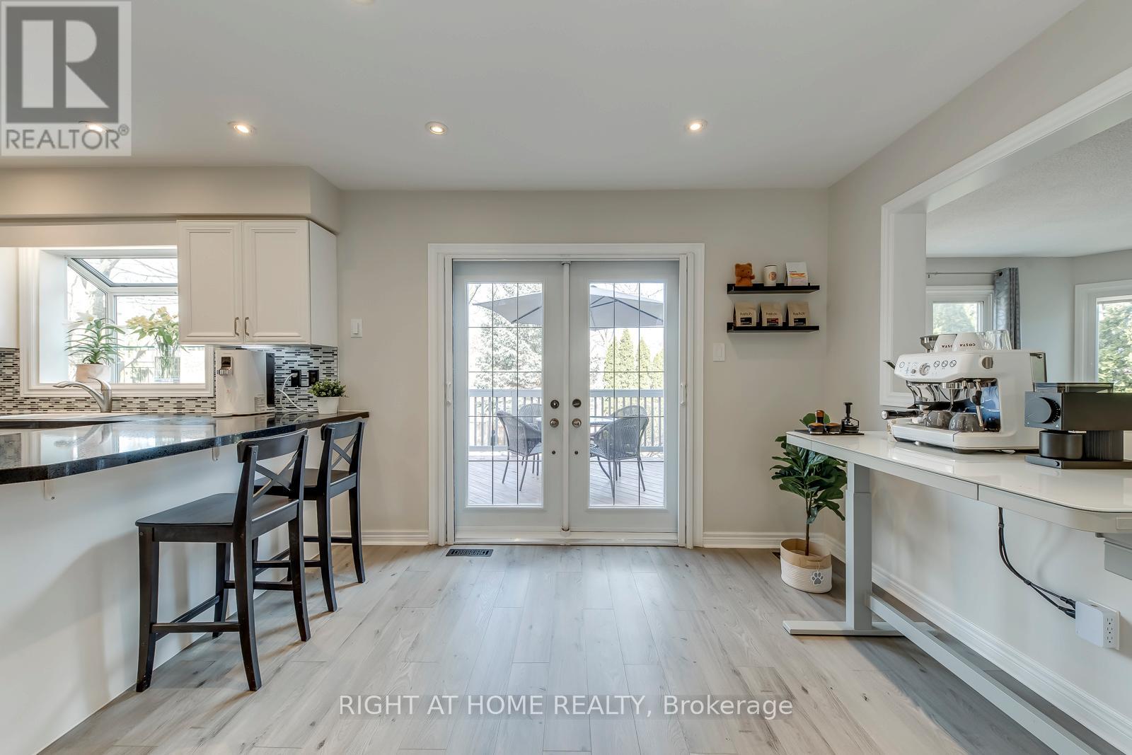 1403 Bayshire Drive, Oakville, Ontario  L6H 6E8 - Photo 19 - W12999334