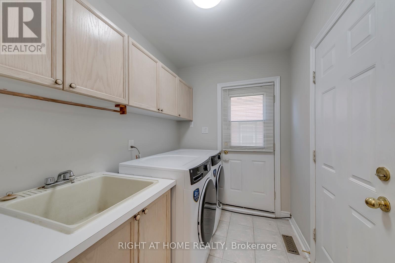 1403 Bayshire Drive, Oakville, Ontario  L6H 6E8 - Photo 22 - W12999334