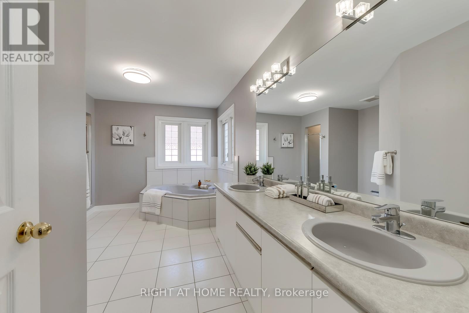 1403 Bayshire Drive, Oakville, Ontario  L6H 6E8 - Photo 28 - W12999334