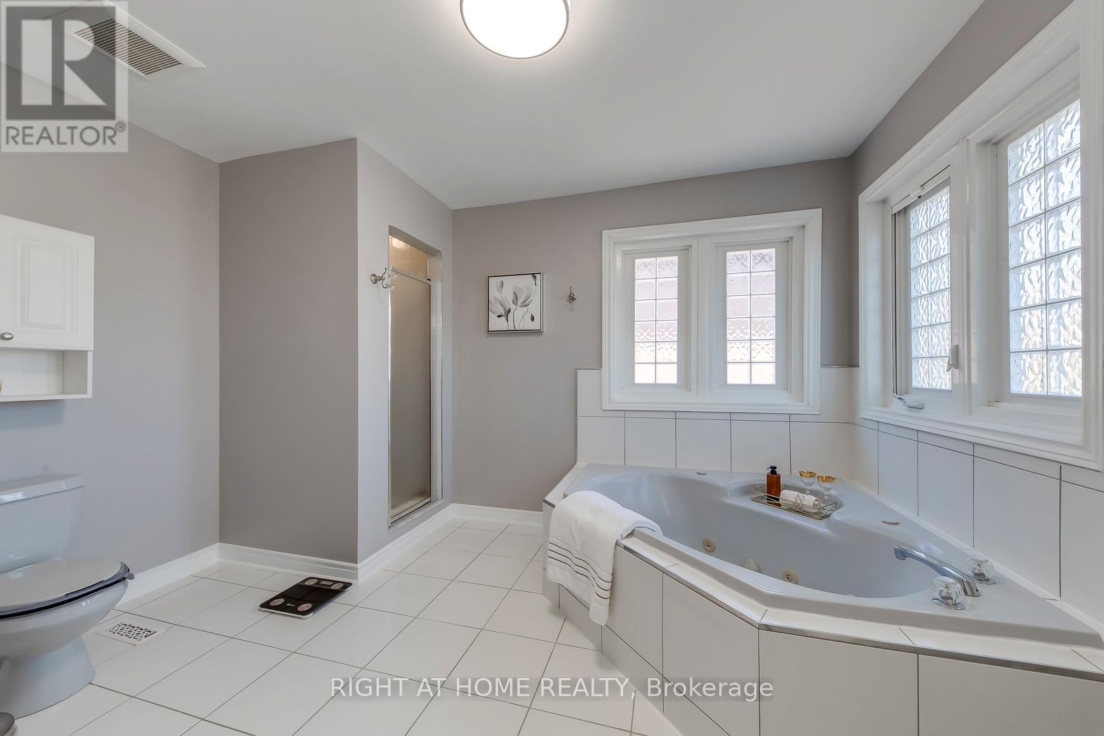 1403 Bayshire Drive, Oakville, Ontario  L6H 6E8 - Photo 29 - W12999334