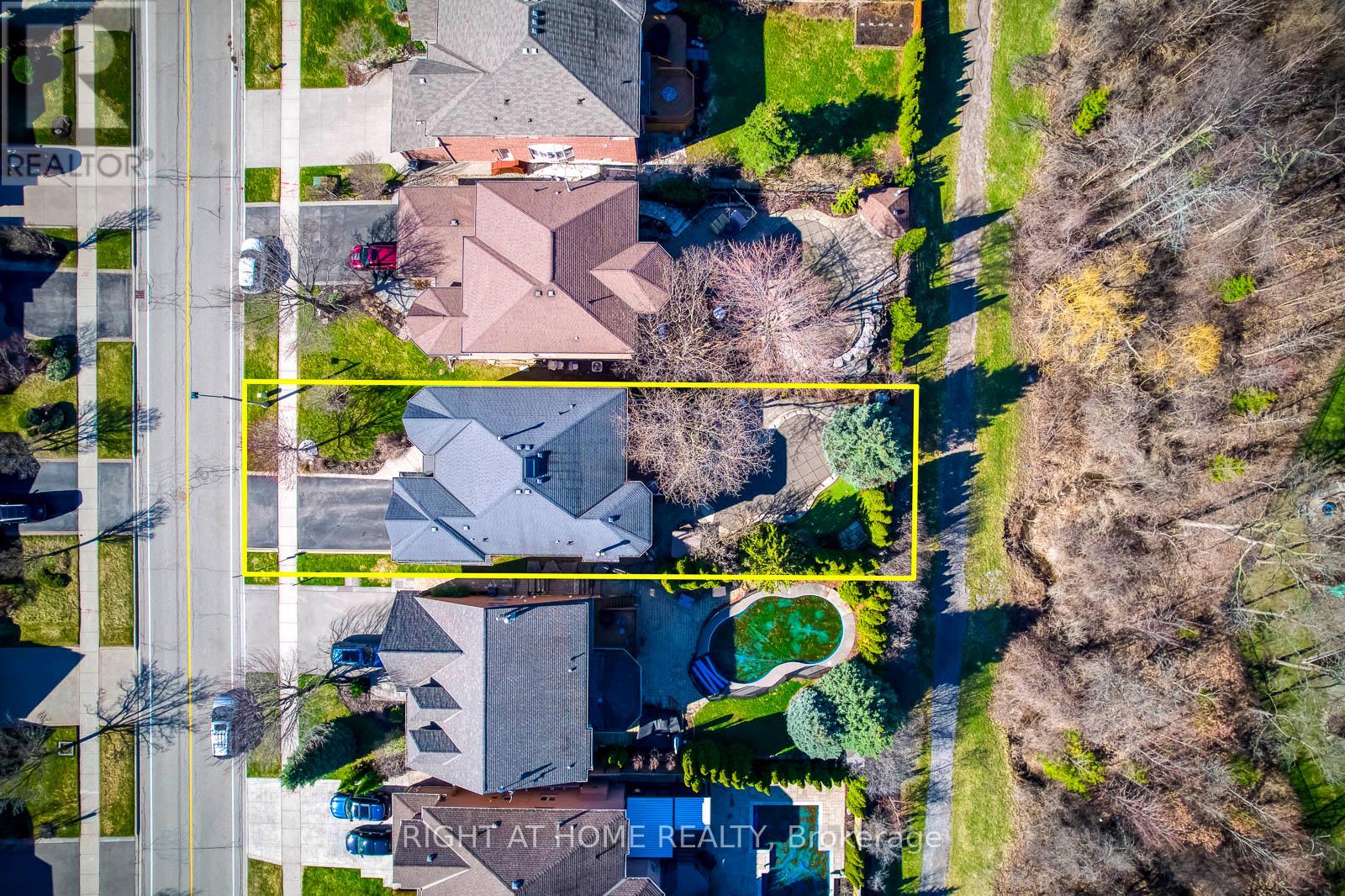 1403 Bayshire Drive, Oakville, Ontario  L6H 6E8 - Photo 3 - W12999334