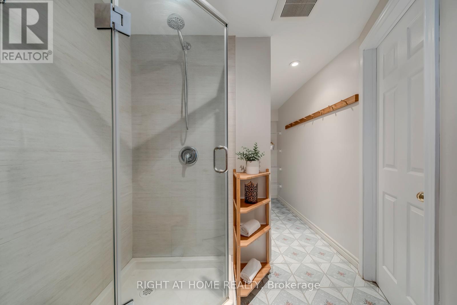 1403 Bayshire Drive, Oakville, Ontario  L6H 6E8 - Photo 42 - W12999334