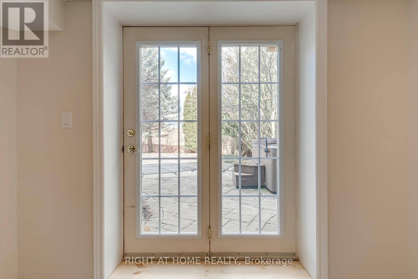 1403 Bayshire Drive, Oakville, Ontario  L6H 6E8 - Photo 44 - W12999334