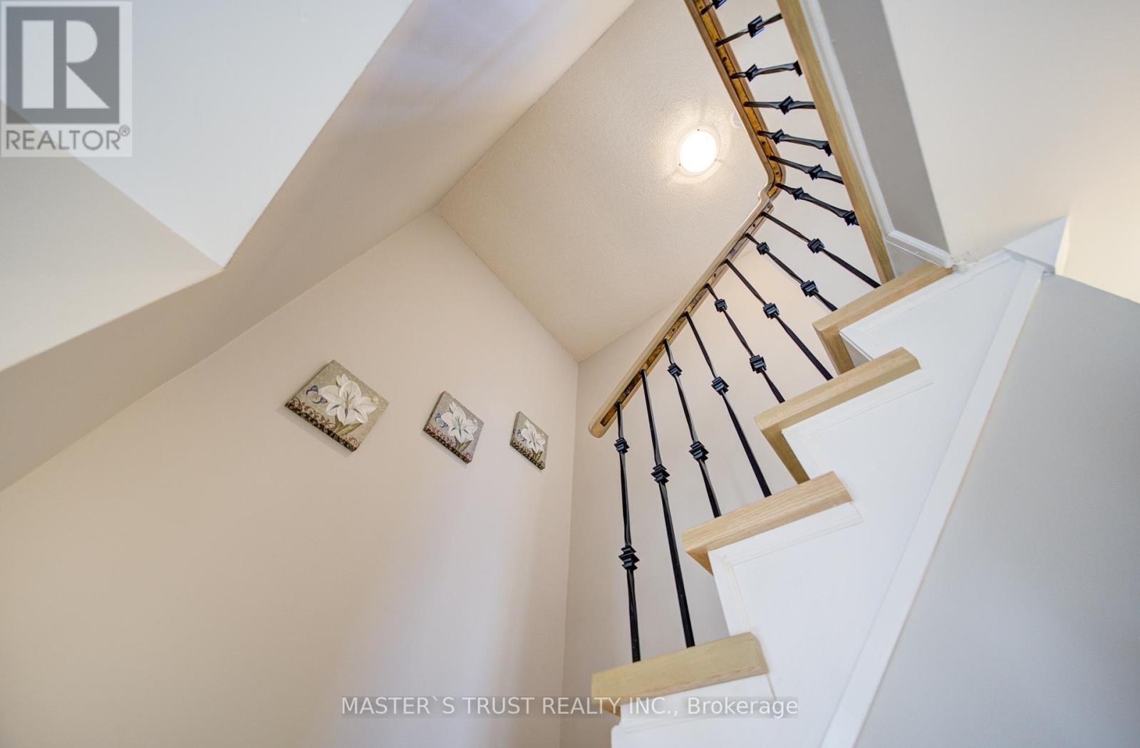 1017 Lucerne Crescent, Mississauga, Ontario  L5C 3X6 - Photo 12 - W12999342