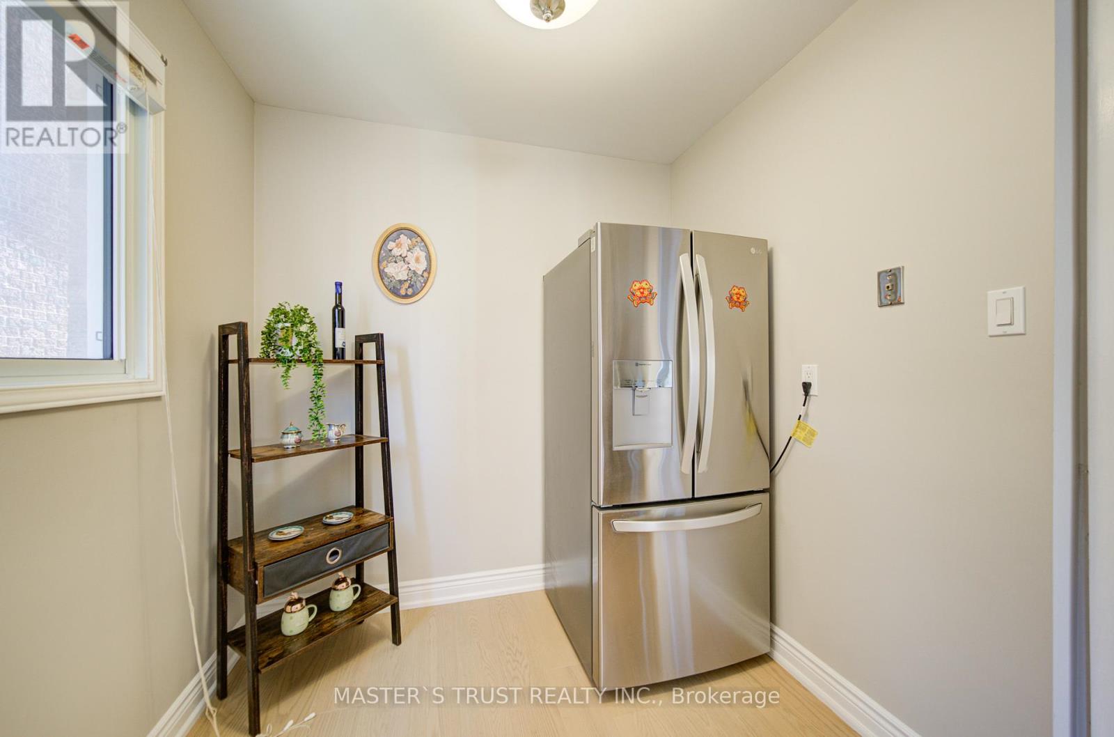 1017 Lucerne Crescent, Mississauga, Ontario  L5C 3X6 - Photo 14 - W12999342