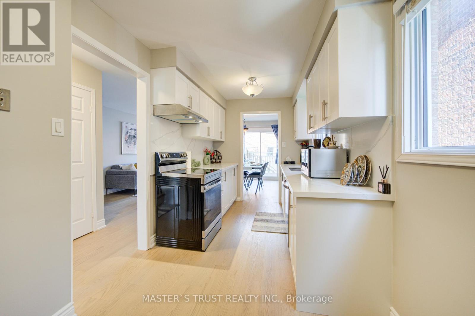 1017 Lucerne Crescent, Mississauga, Ontario  L5C 3X6 - Photo 17 - W12999342