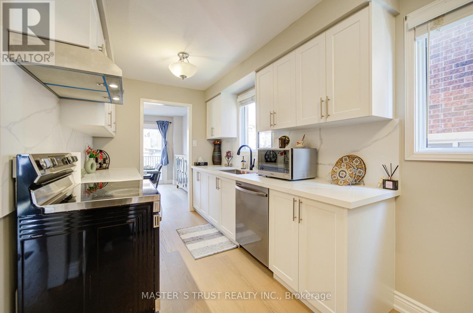 1017 Lucerne Crescent, Mississauga, Ontario  L5C 3X6 - Photo 18 - W12999342