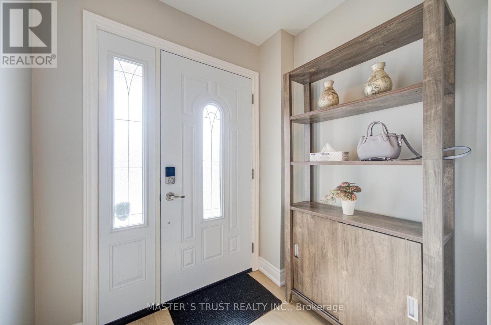 1017 Lucerne Crescent, Mississauga, Ontario  L5C 3X6 - Photo 2 - W12999342