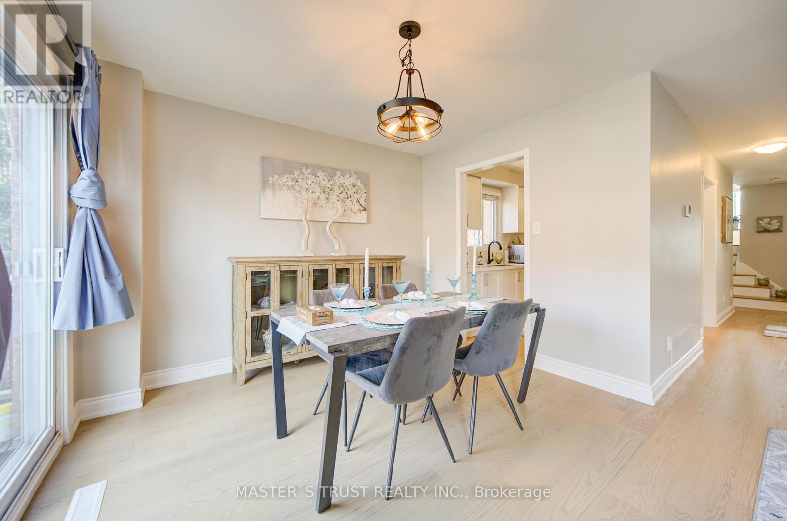 1017 Lucerne Crescent, Mississauga, Ontario  L5C 3X6 - Photo 23 - W12999342