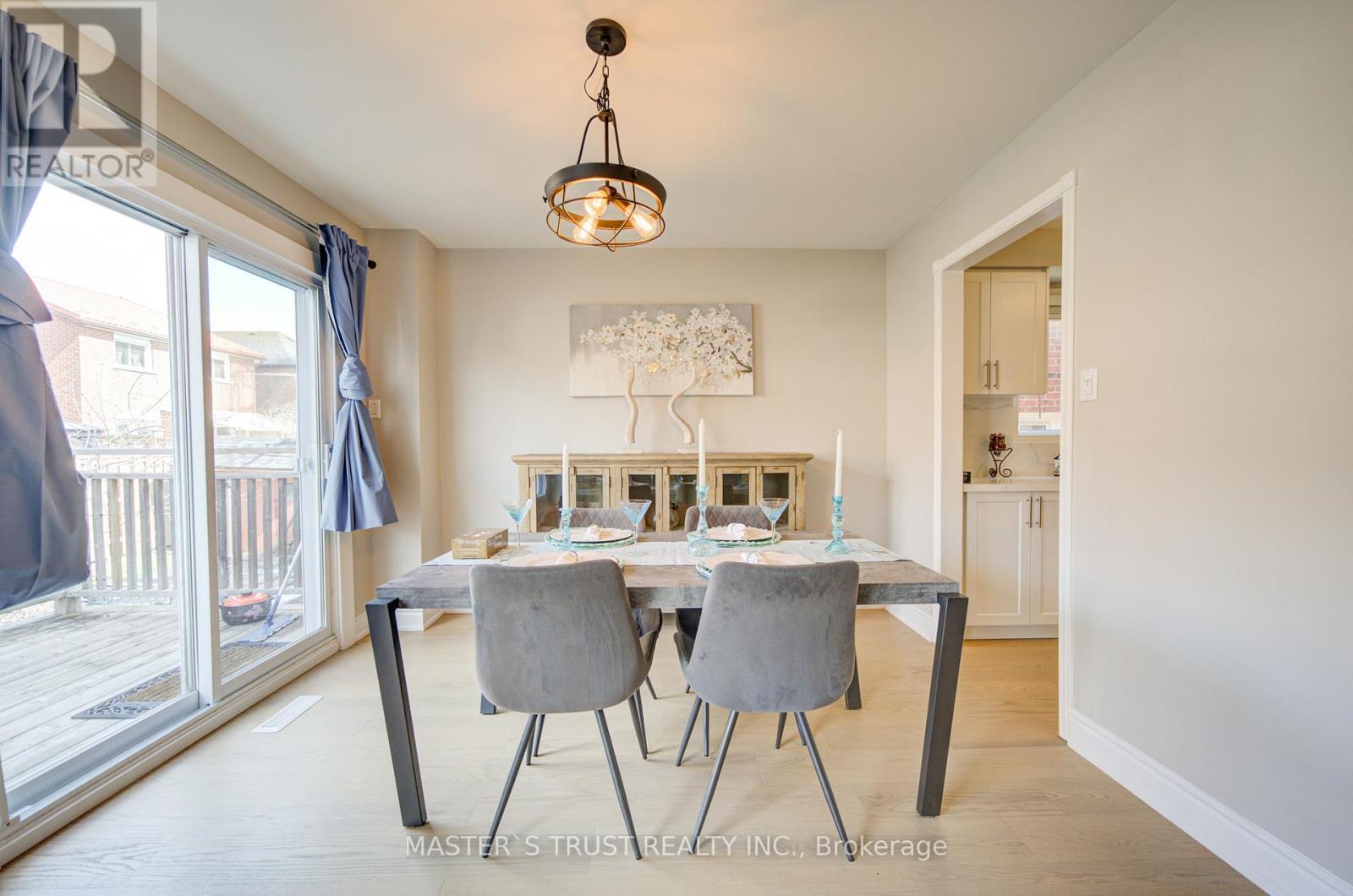 1017 Lucerne Crescent, Mississauga, Ontario  L5C 3X6 - Photo 24 - W12999342