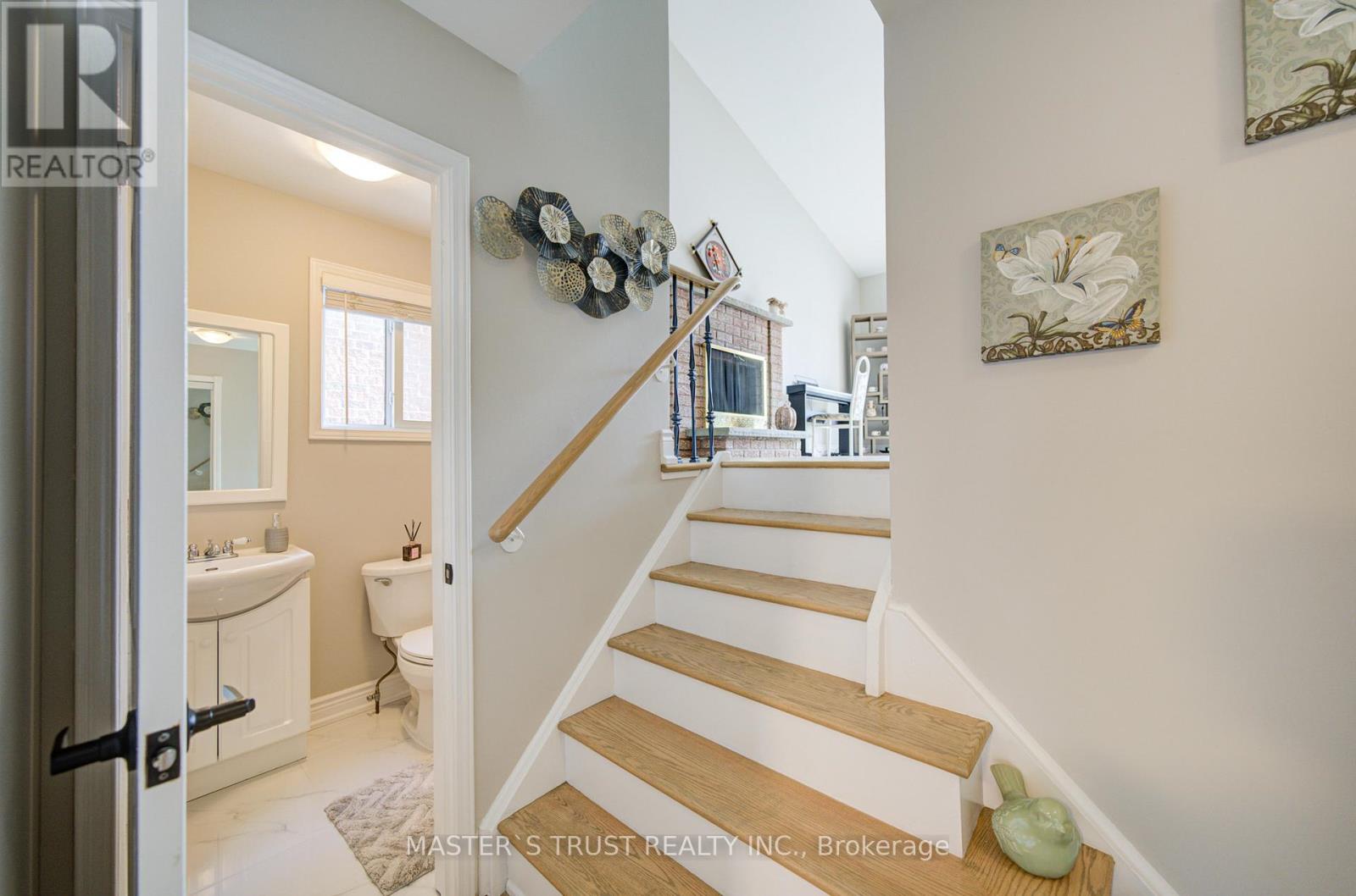 1017 Lucerne Crescent, Mississauga, Ontario  L5C 3X6 - Photo 3 - W12999342