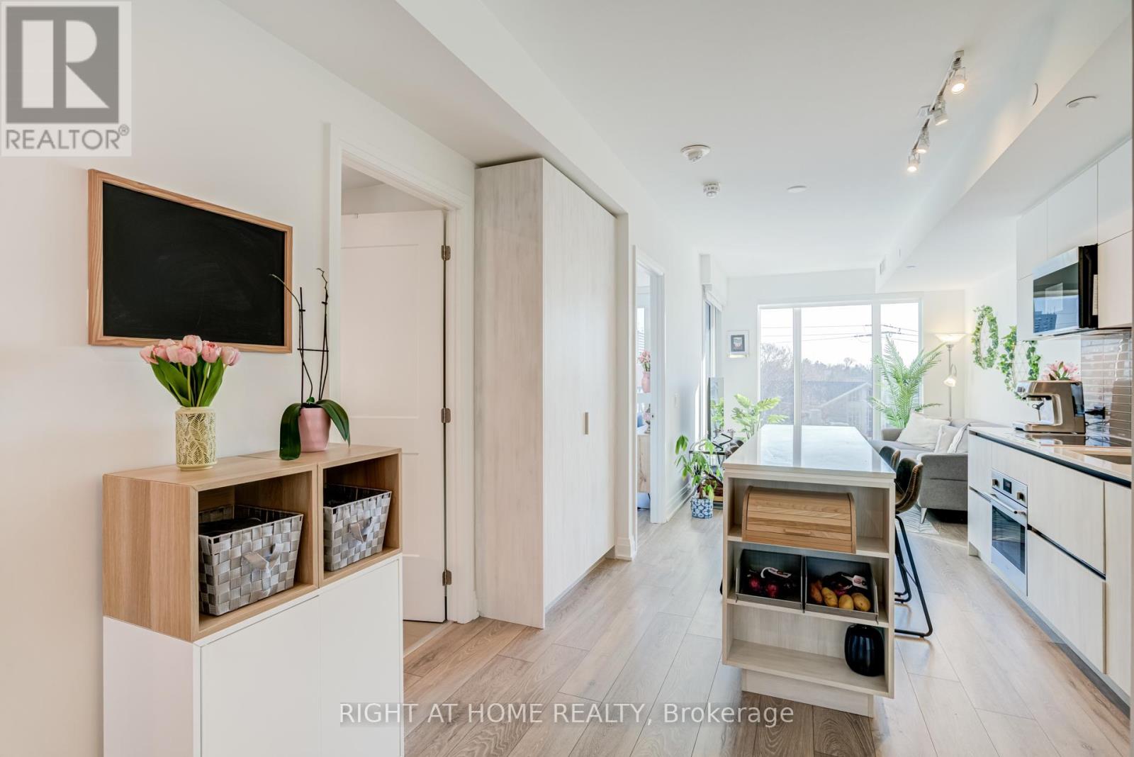 506 - 21 Park Street E, Mississauga, Ontario  L5G 0C2 - Photo 11 - W12999364