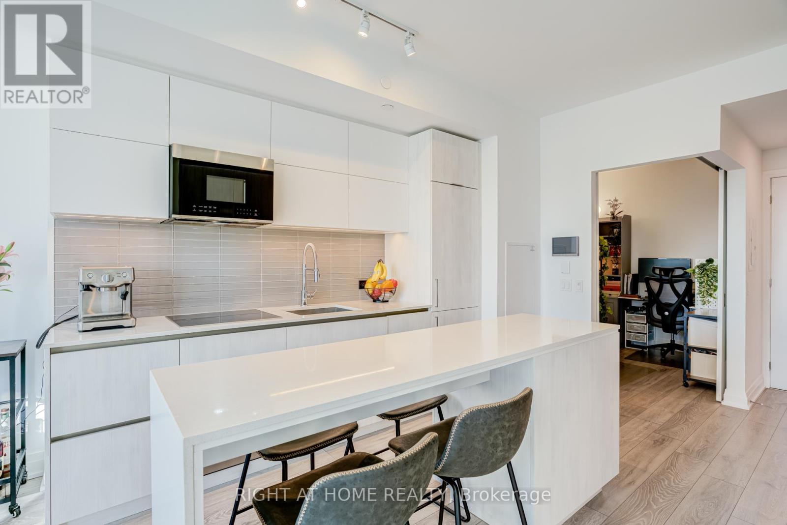 506 - 21 Park Street E, Mississauga, Ontario  L5G 0C2 - Photo 14 - W12999364