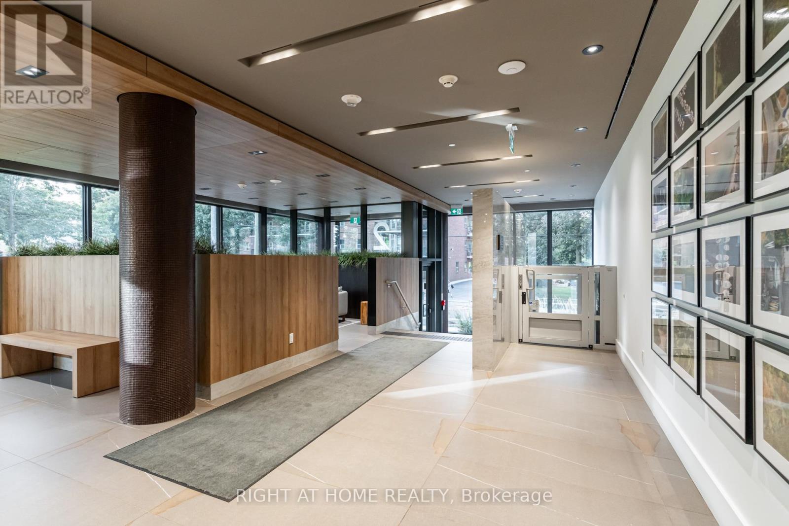 506 - 21 Park Street E, Mississauga, Ontario  L5G 0C2 - Photo 2 - W12999364