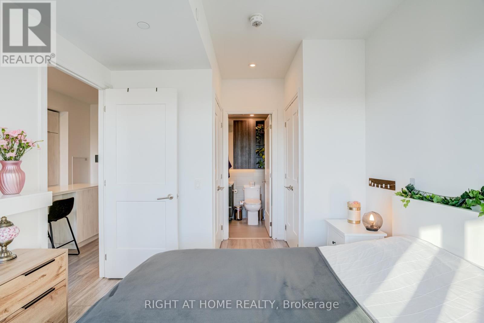 506 - 21 Park Street E, Mississauga, Ontario  L5G 0C2 - Photo 32 - W12999364