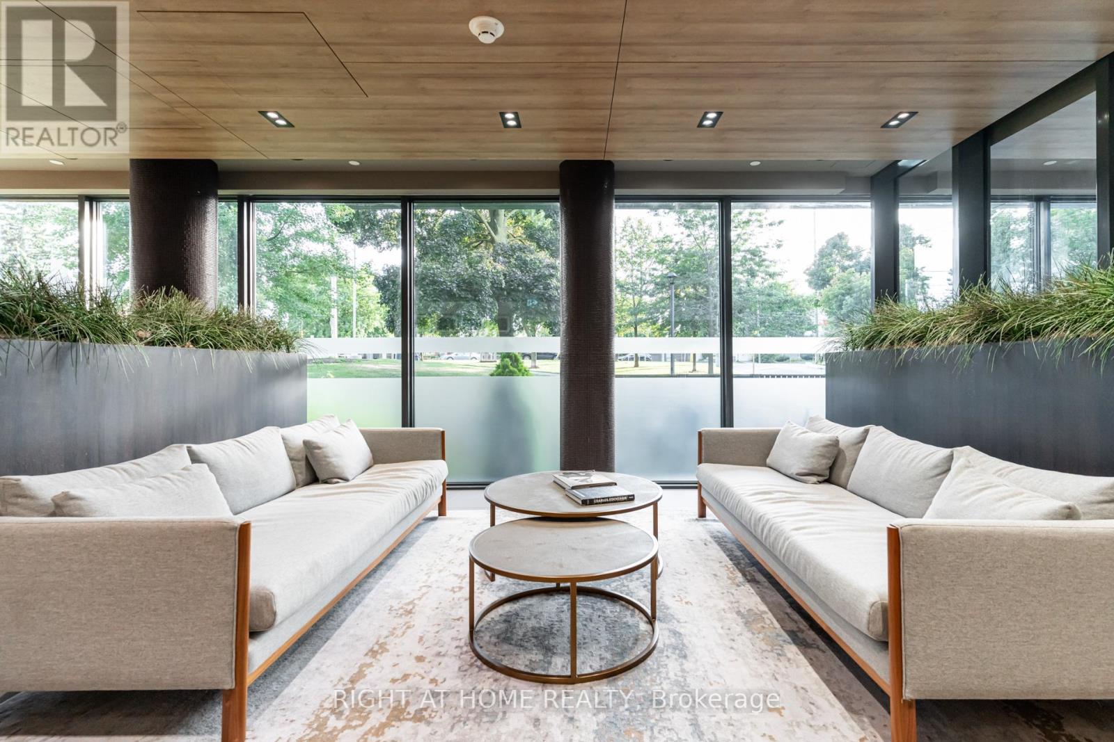 506 - 21 Park Street E, Mississauga, Ontario  L5G 0C2 - Photo 4 - W12999364