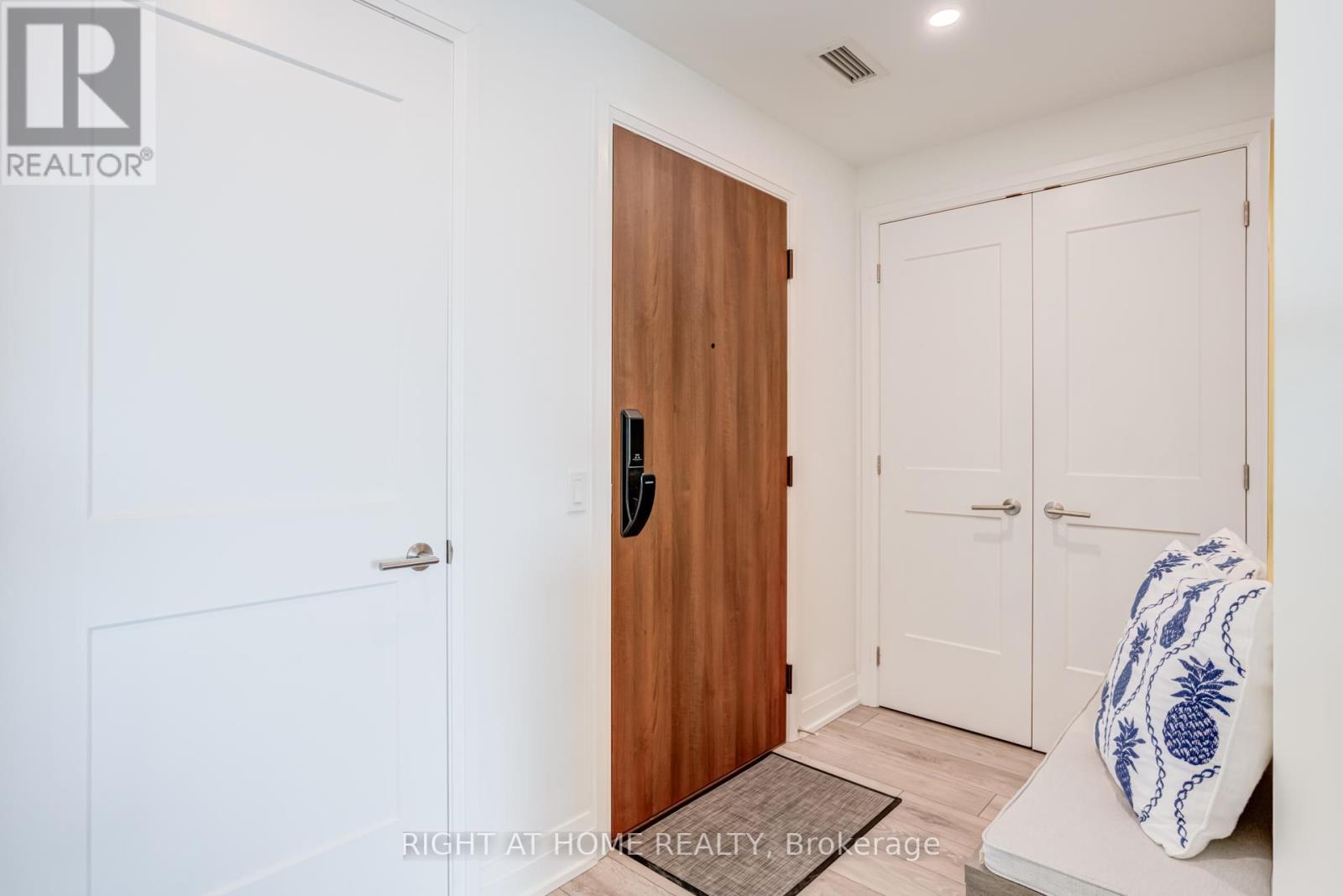 506 - 21 Park Street E, Mississauga, Ontario  L5G 0C2 - Photo 6 - W12999364