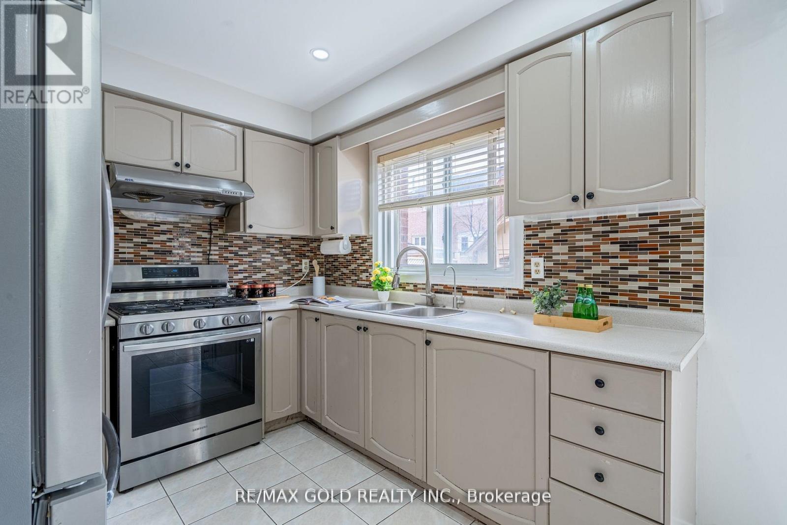 94 Bighorn Crescent, Brampton, Ontario L6R 1G7 - Photo 11 - W12999382