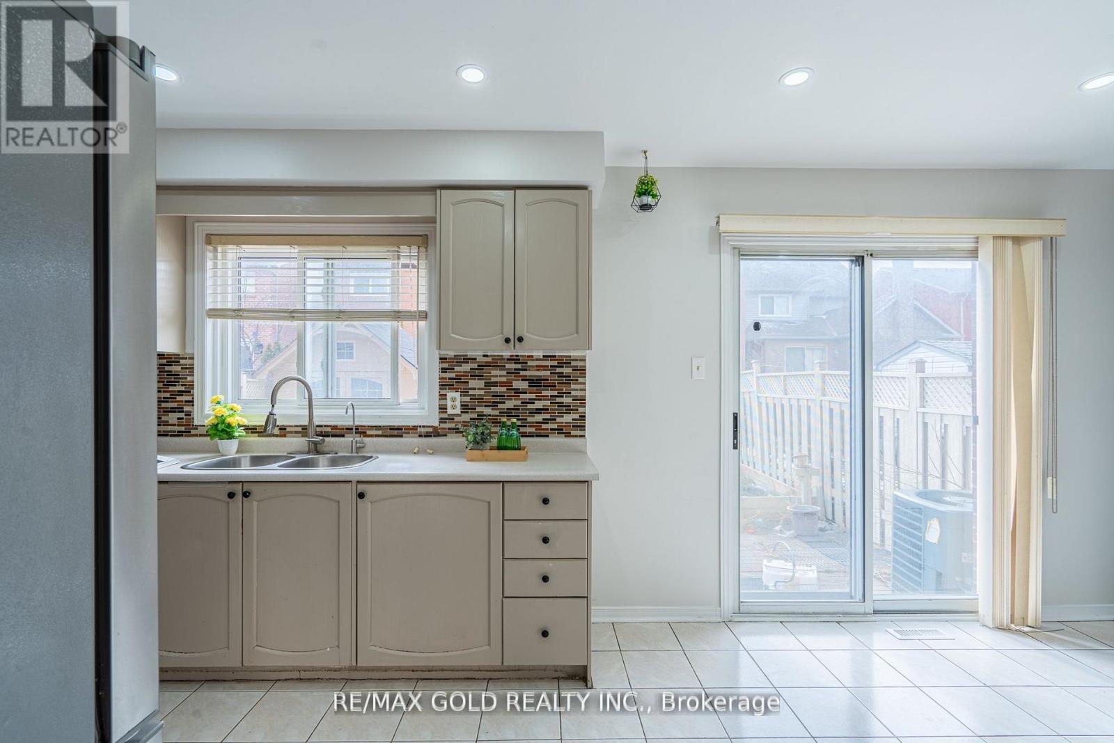 94 Bighorn Crescent, Brampton, Ontario L6R 1G7 - Photo 12 - W12999382