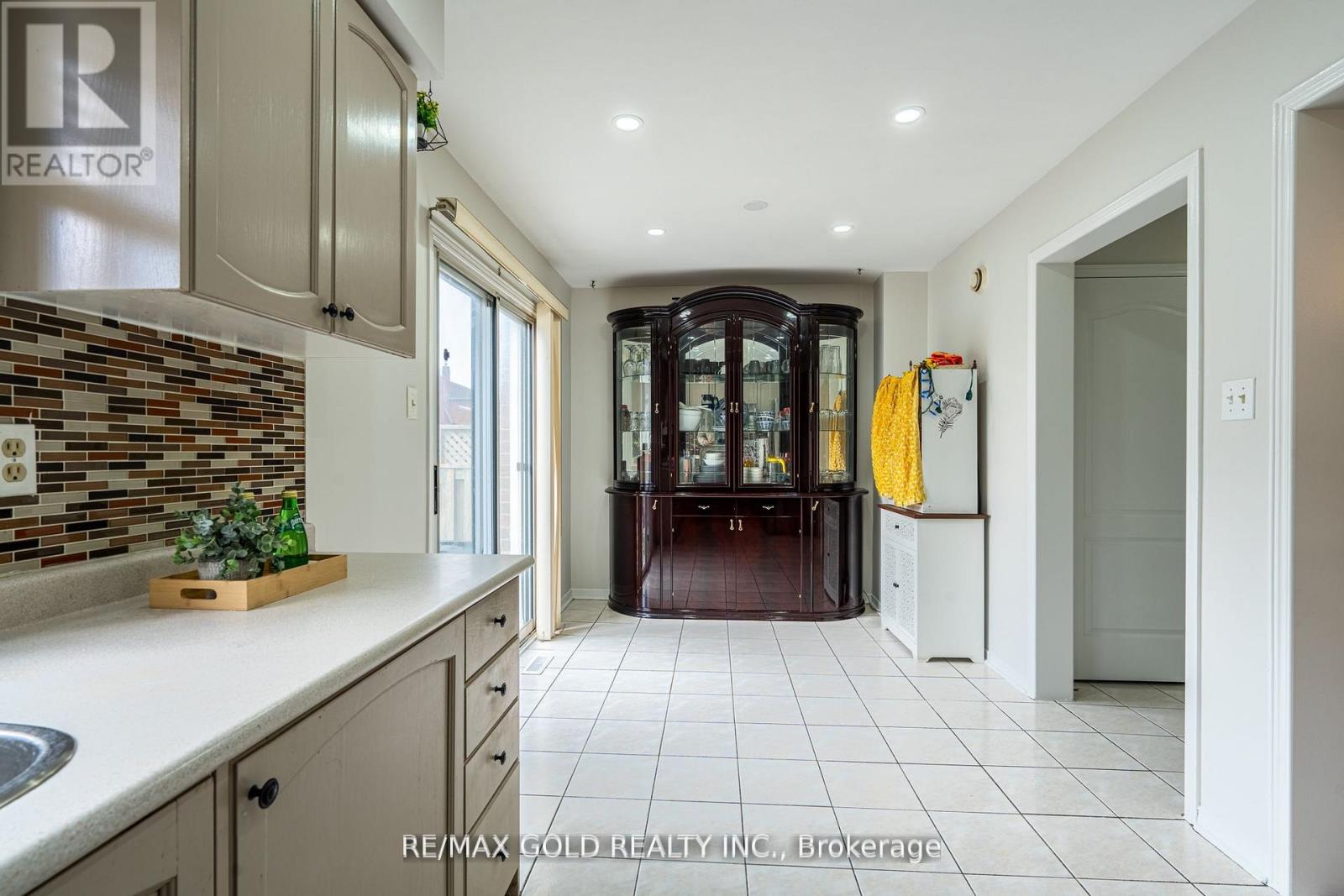 94 Bighorn Crescent, Brampton, Ontario L6R 1G7 - Photo 13 - W12999382