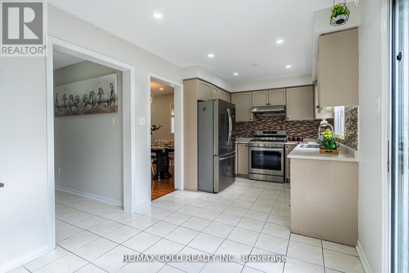 94 Bighorn Crescent, Brampton, Ontario L6R 1G7 - Photo 9 - W12999382