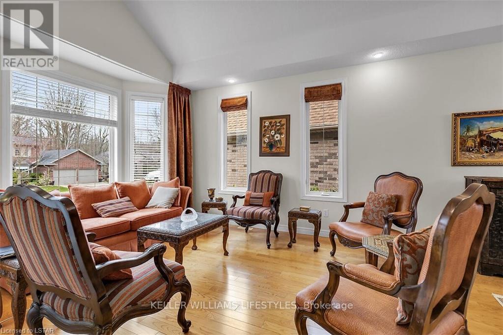 206 Ambleside Drive, London North, Ontario  N6G 4P5 - Photo 7 - X12999448