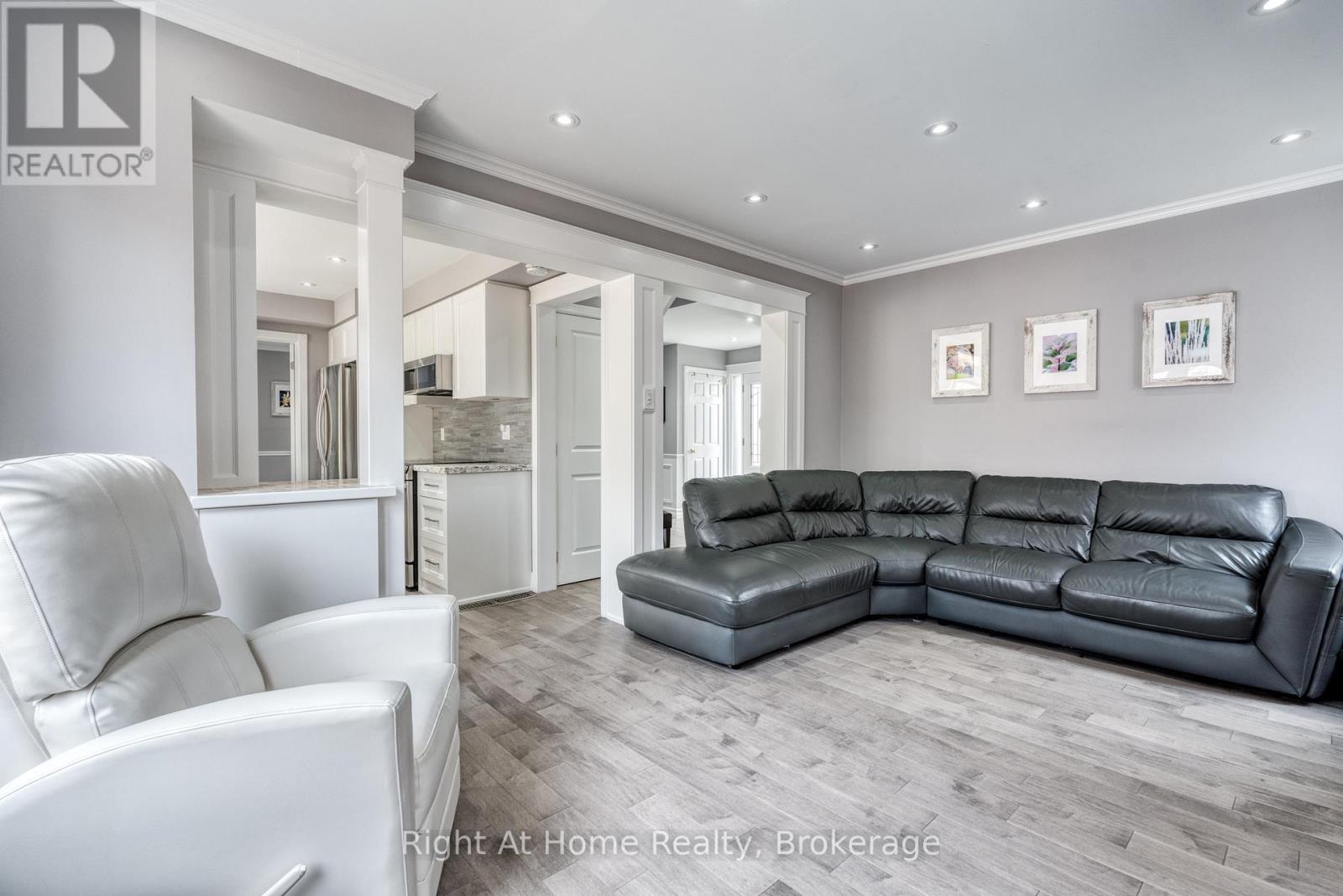 319 River Oaks Boulevard W, Oakville, Ontario  L6H 3X5 - Photo 10 - W12999388