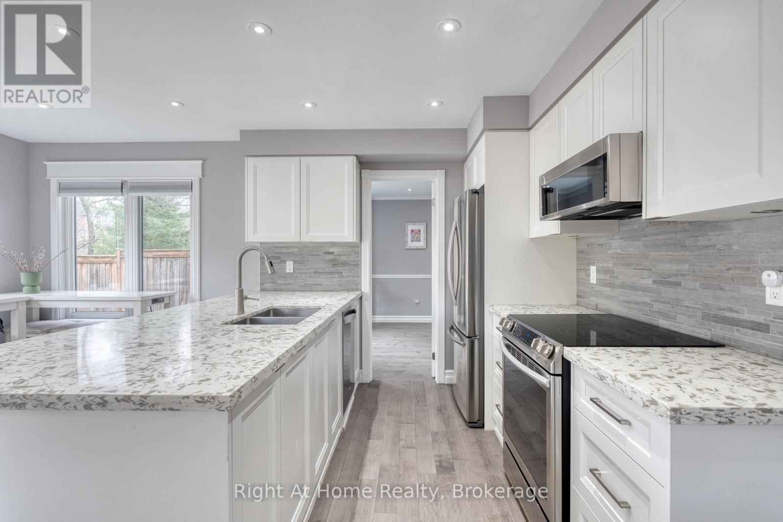 319 River Oaks Boulevard W, Oakville, Ontario  L6H 3X5 - Photo 12 - W12999388