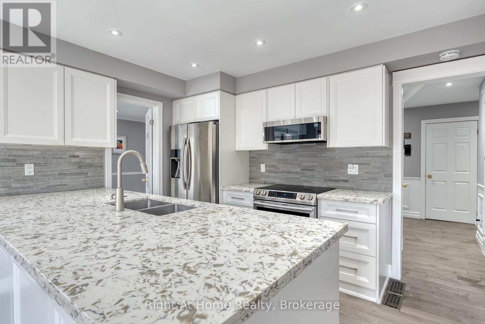 319 River Oaks Boulevard W, Oakville, Ontario  L6H 3X5 - Photo 13 - W12999388