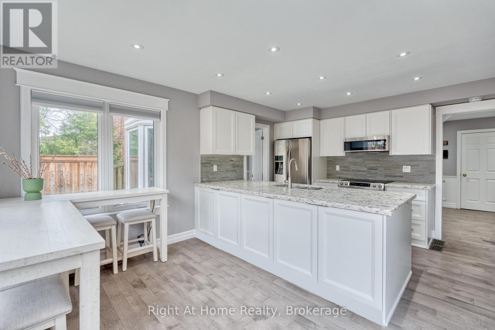 319 River Oaks Boulevard W, Oakville, Ontario  L6H 3X5 - Photo 15 - W12999388