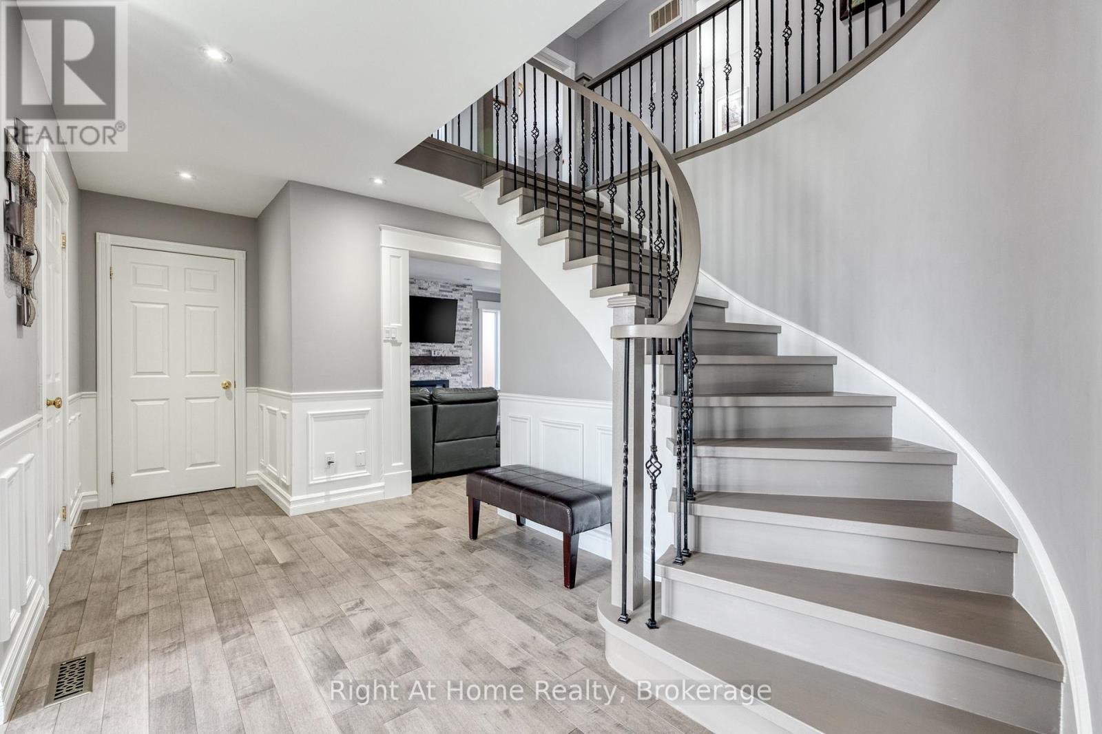 319 River Oaks Boulevard W, Oakville, Ontario  L6H 3X5 - Photo 6 - W12999388