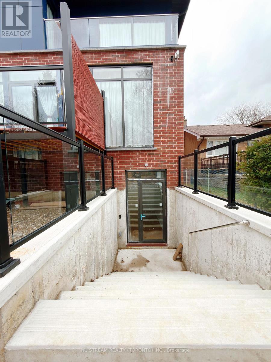 17 Cavotti Crescent, Toronto, Ontario M3H 4V2 - Photo 2 - C12999430