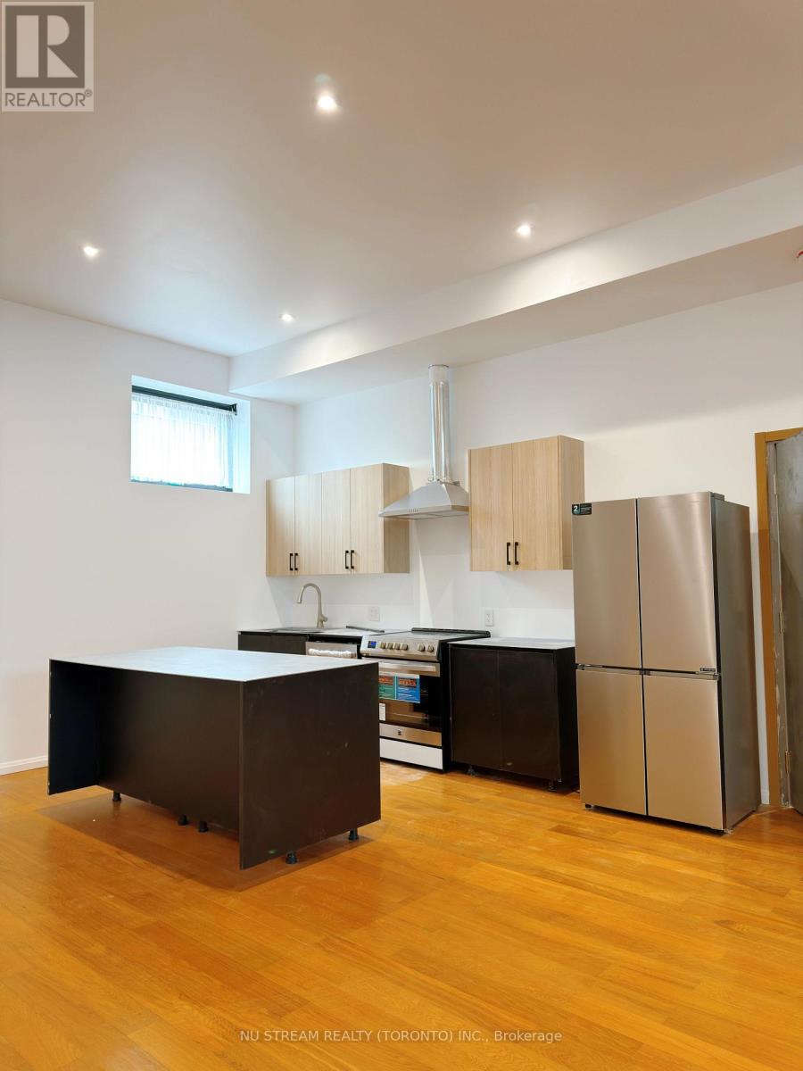 17 Cavotti Crescent, Toronto, Ontario M3H 4V2 - Photo 4 - C12999430