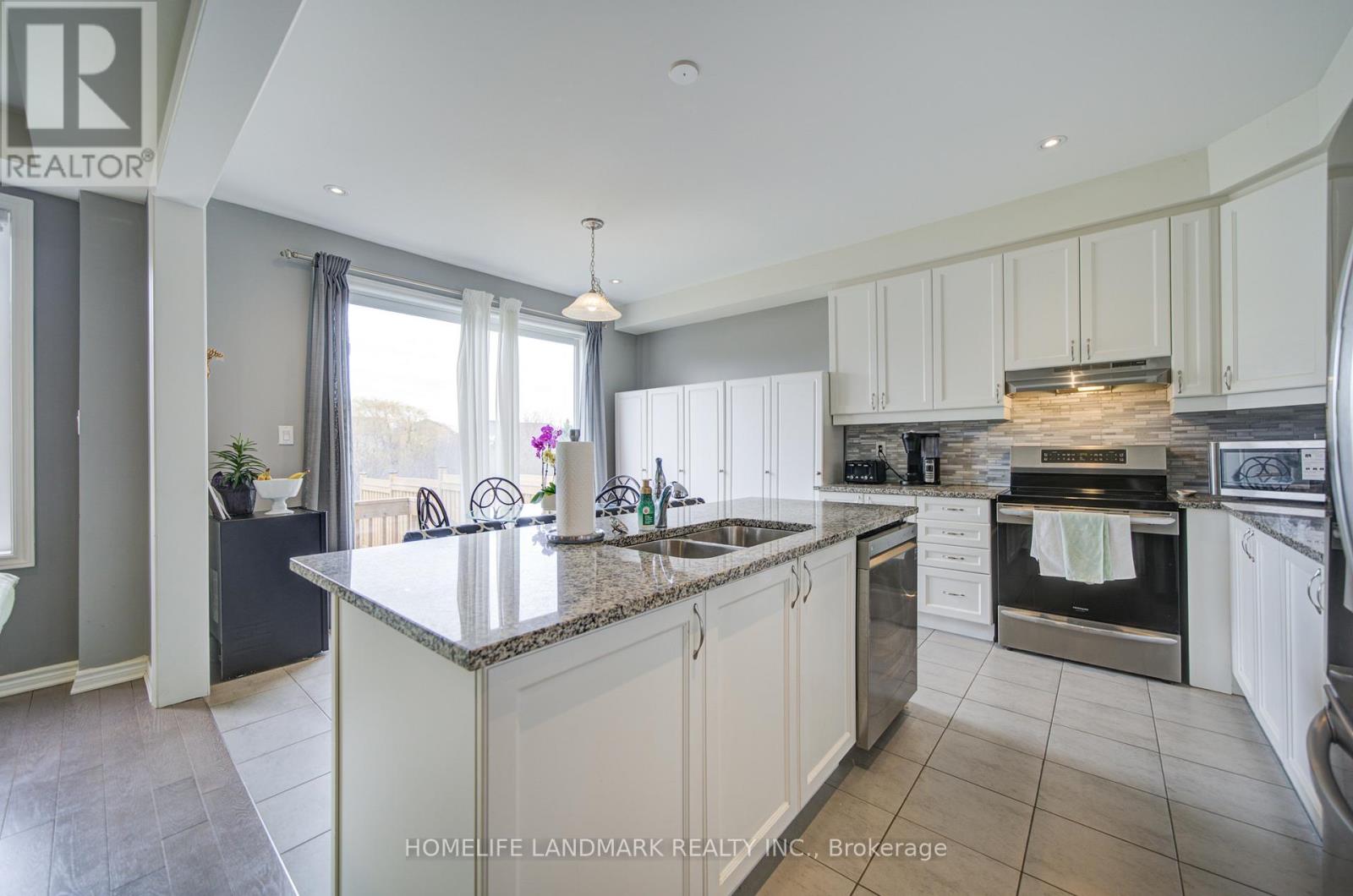 106 Barkerville Drive, Whitby, Ontario  L1P 0L8 - Photo 14 - E12999406