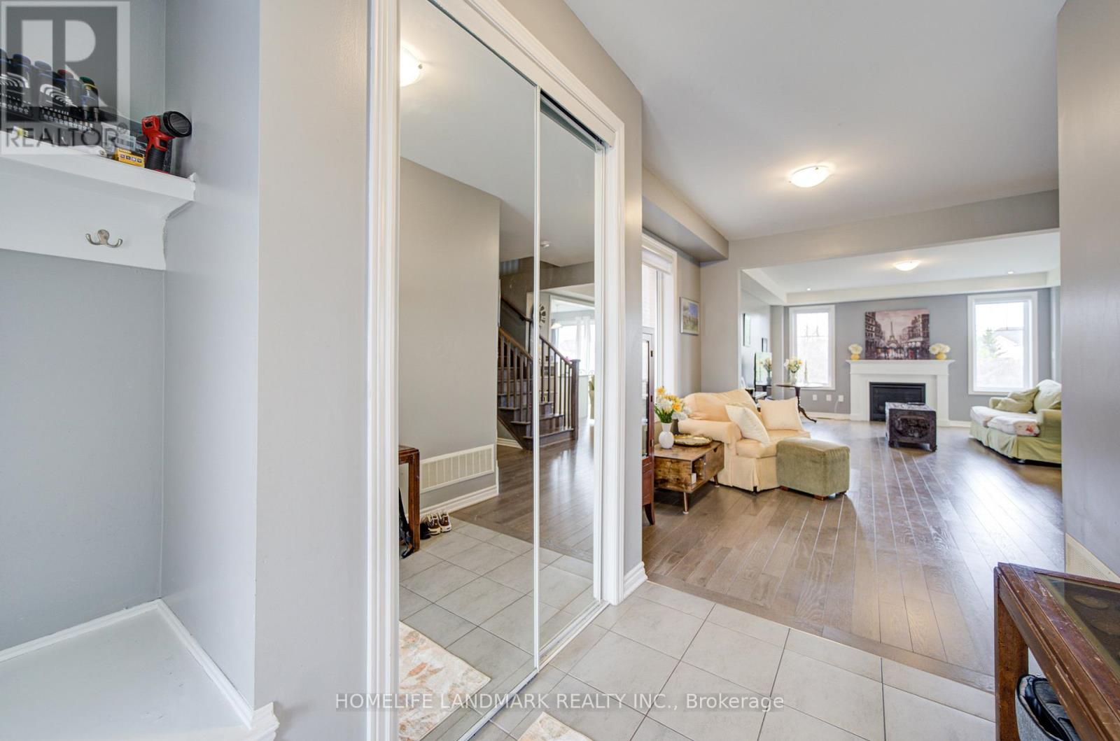 106 Barkerville Drive, Whitby, Ontario  L1P 0L8 - Photo 4 - E12999406