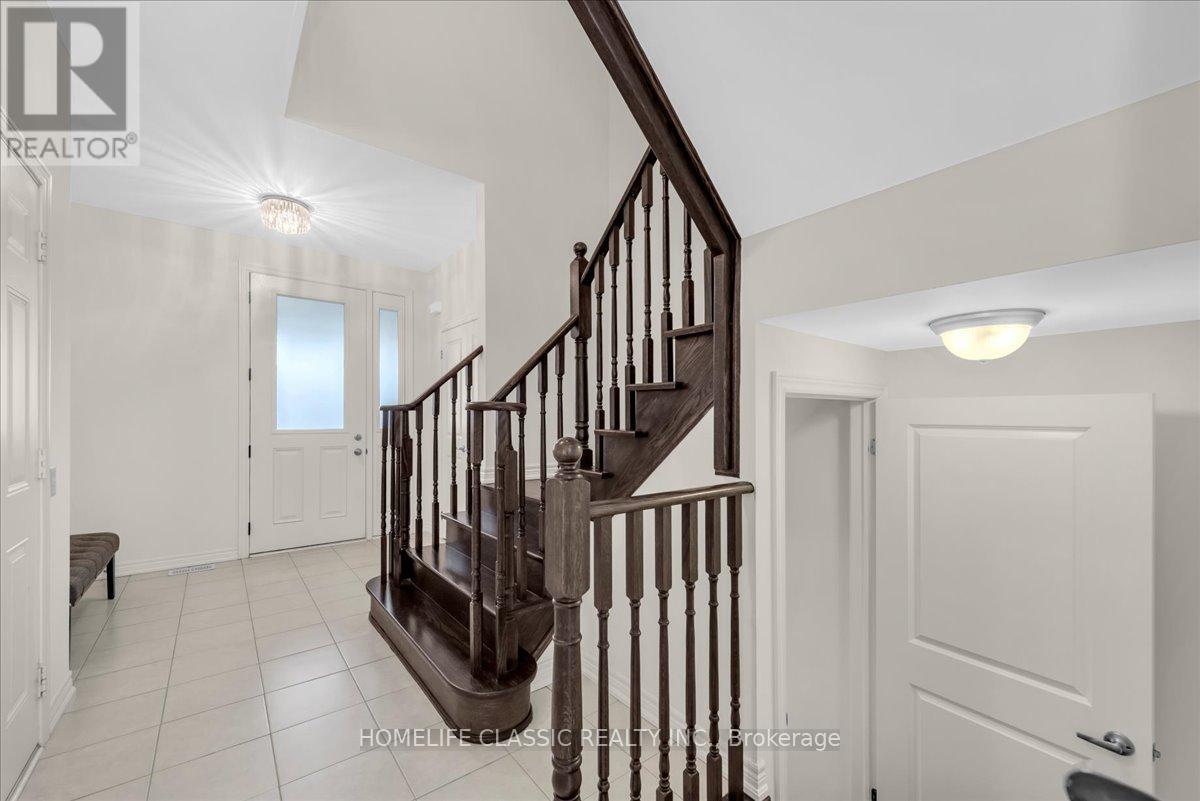 82 Blackberry Valley Crescent, Caledon, Ontario  L7C 3Z8 - Photo 4 - W12999418