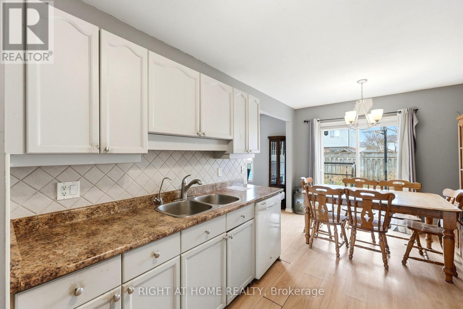 32 Bowcott Crescent, London East, Ontario  N5V 4W8 - Photo 10 - X12999440