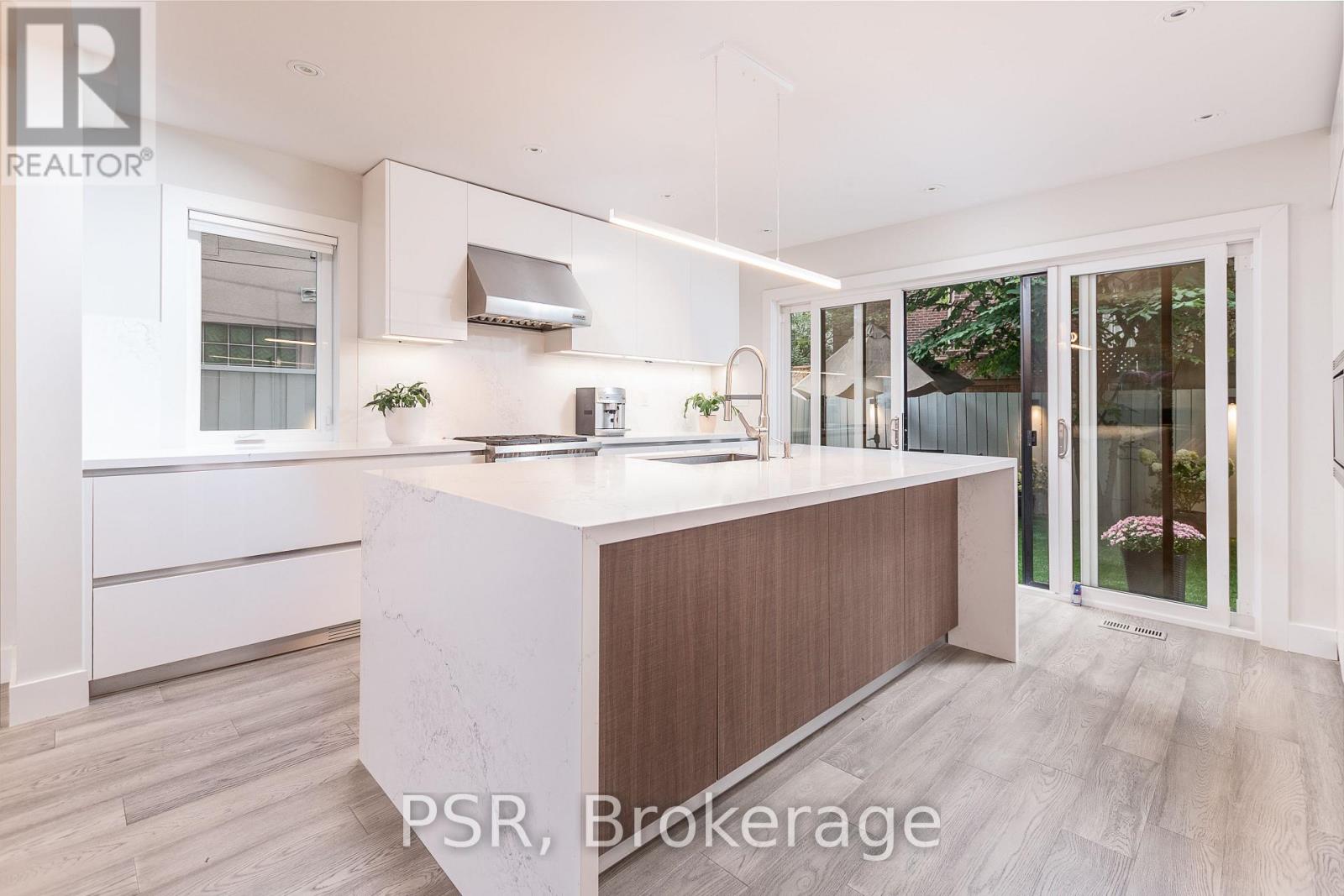 10 Bishop Street, Toronto, Ontario  M5R 1N2 - Photo 2 - C12999480