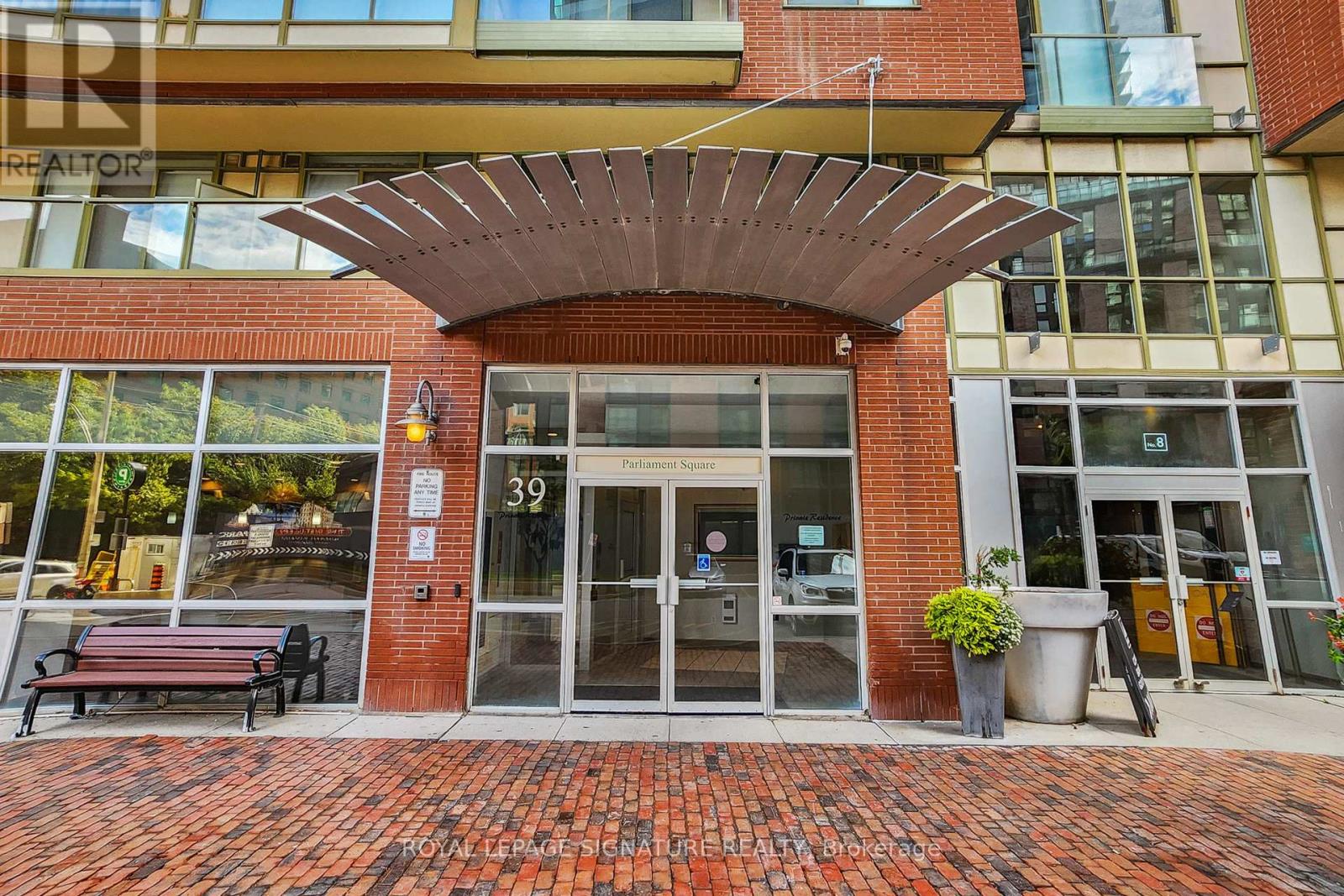 1205 - 39 Parliament Street, Toronto, Ontario  M5A 4R2 - Photo 2 - C12999522