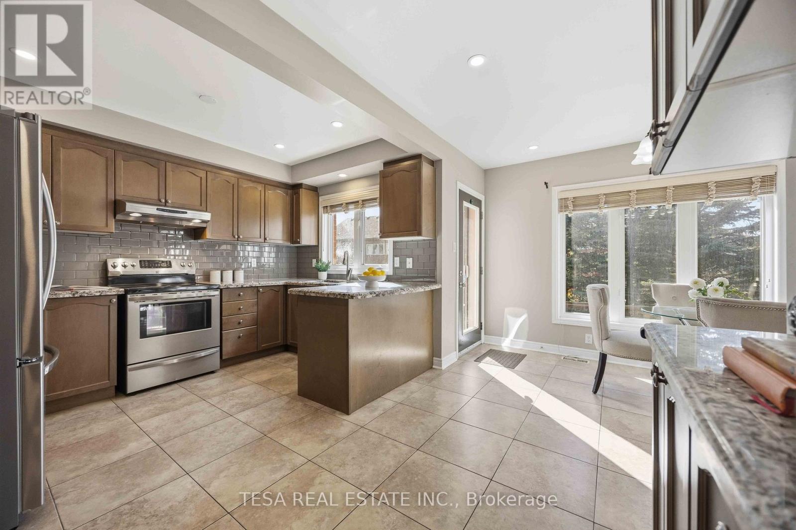 144 Aspenwood Drive, Newmarket, Ontario  L3X 2X6 - Photo 13 - N12999506