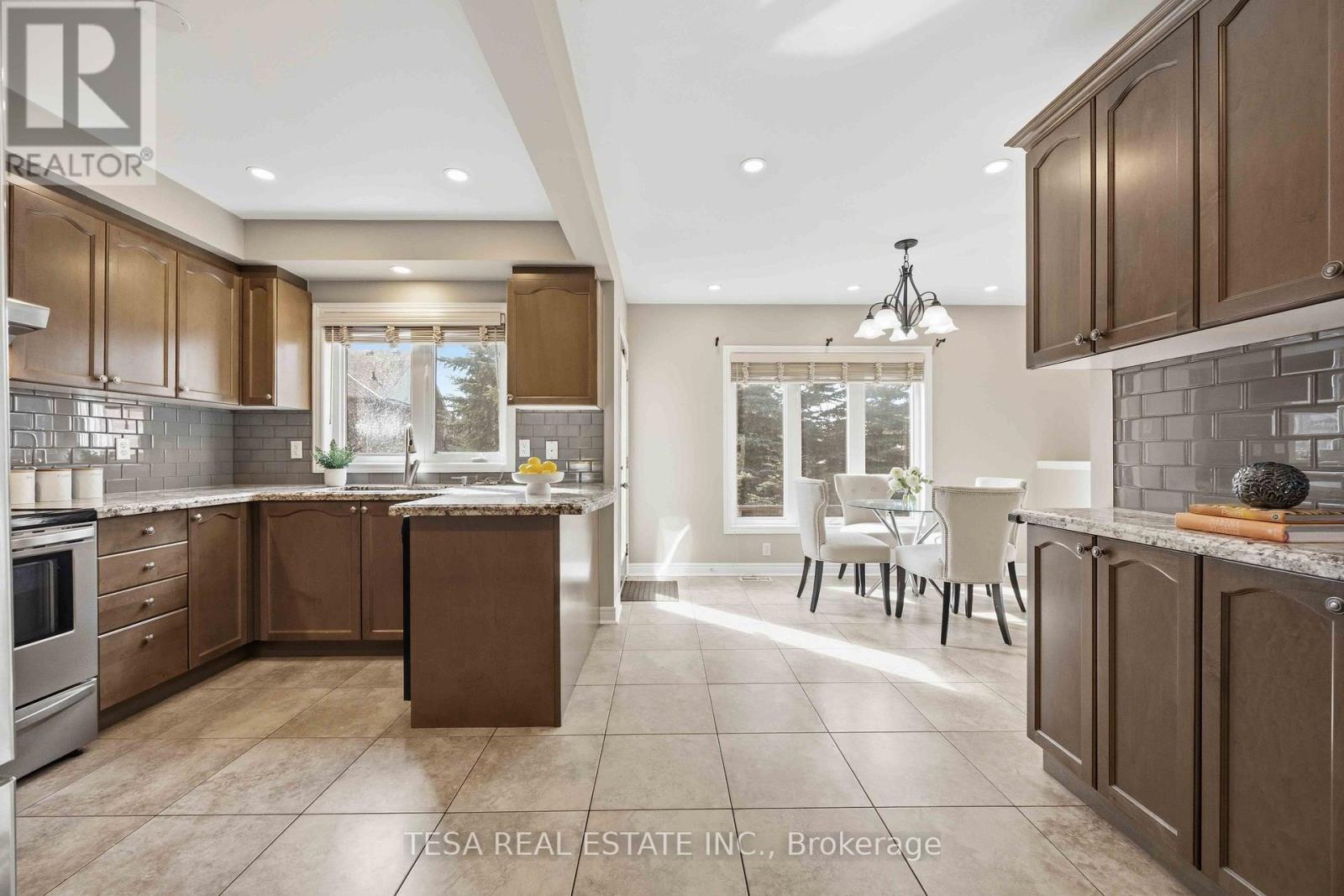 144 Aspenwood Drive, Newmarket, Ontario  L3X 2X6 - Photo 14 - N12999506