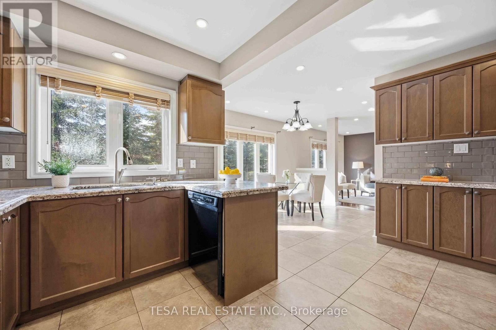 144 Aspenwood Drive, Newmarket, Ontario  L3X 2X6 - Photo 15 - N12999506