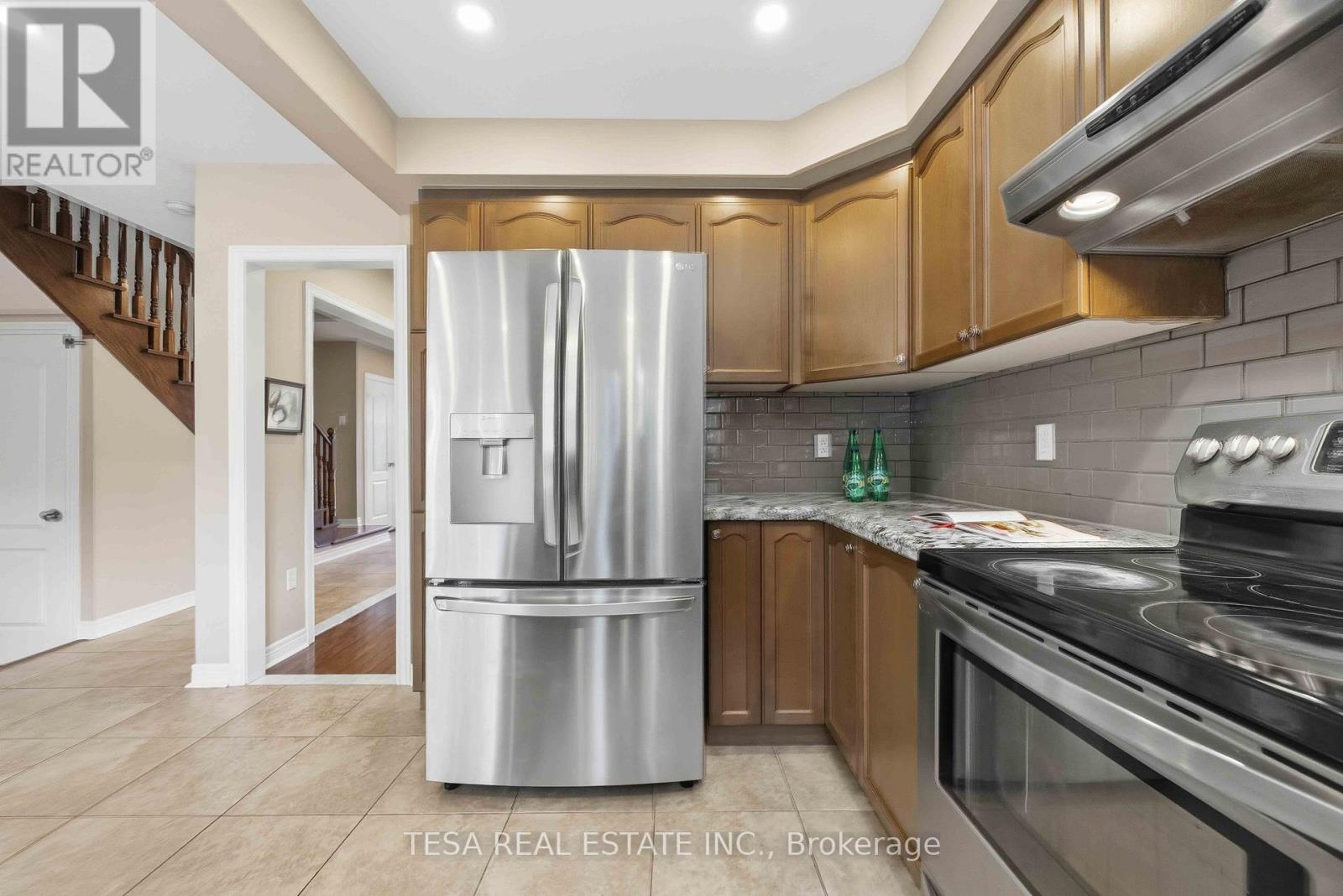 144 Aspenwood Drive, Newmarket, Ontario  L3X 2X6 - Photo 18 - N12999506