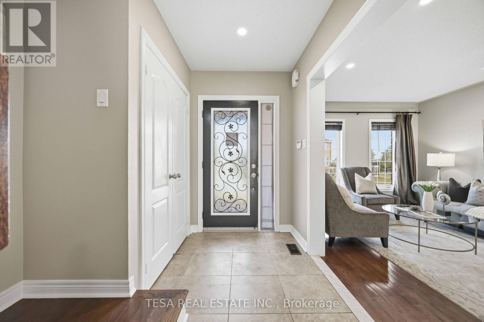 144 Aspenwood Drive, Newmarket, Ontario  L3X 2X6 - Photo 4 - N12999506