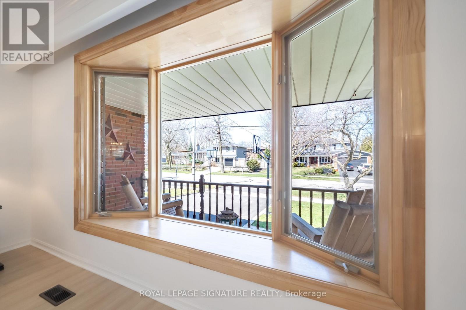 2002 Ingledale Road, Mississauga, Ontario  L5J 2H2 - Photo 7 - W12999478