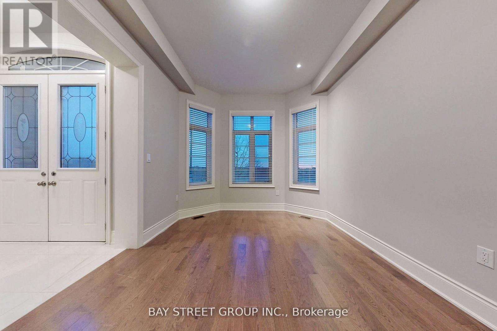 423 Threshing Mill Boulevard, Oakville, Ontario  L6T 0T4 - Photo 2 - W12999500