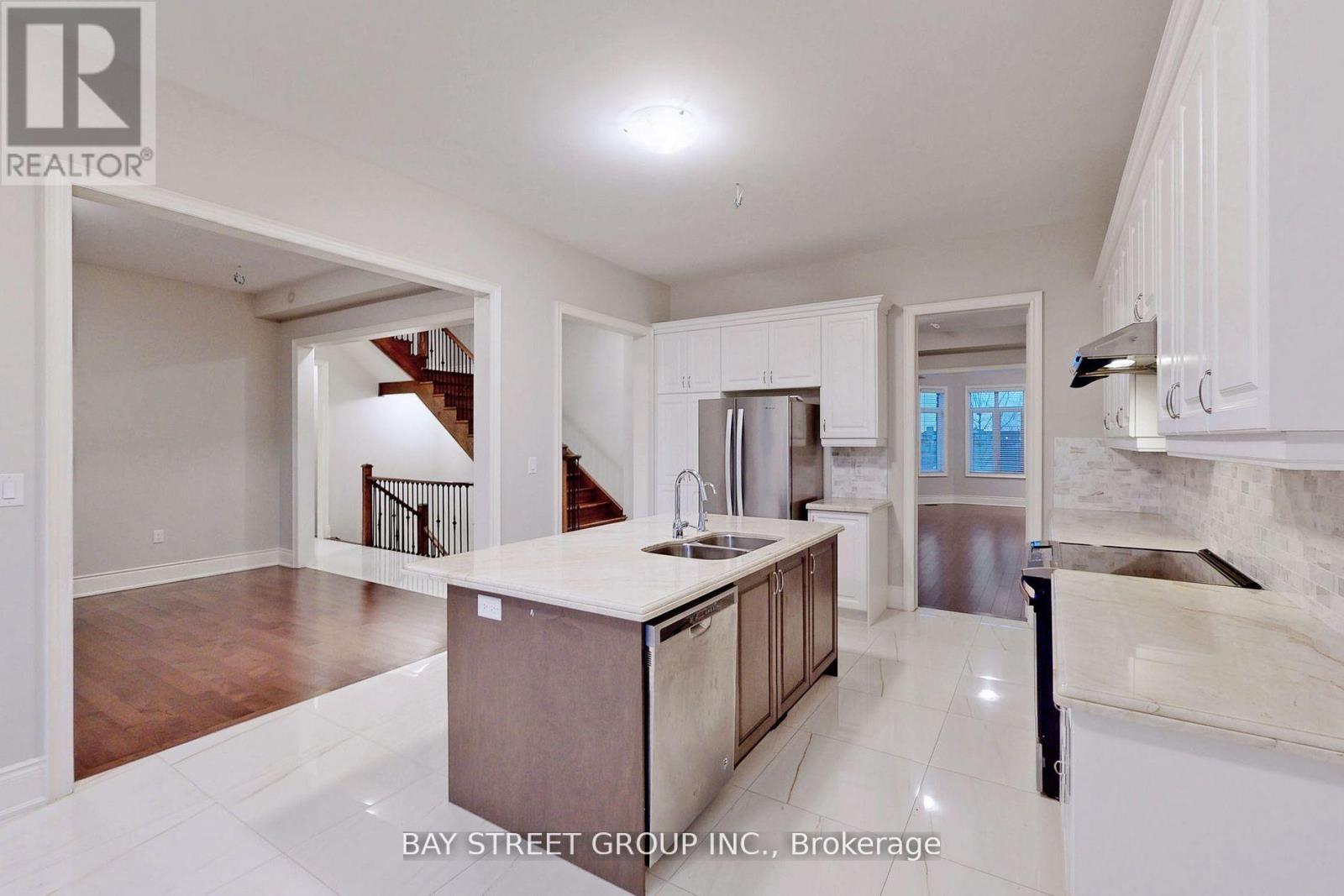 423 Threshing Mill Boulevard, Oakville, Ontario  L6T 0T4 - Photo 9 - W12999500